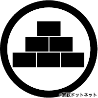 中輪に六つ積み石