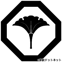 隅切り角に一つ銀杏